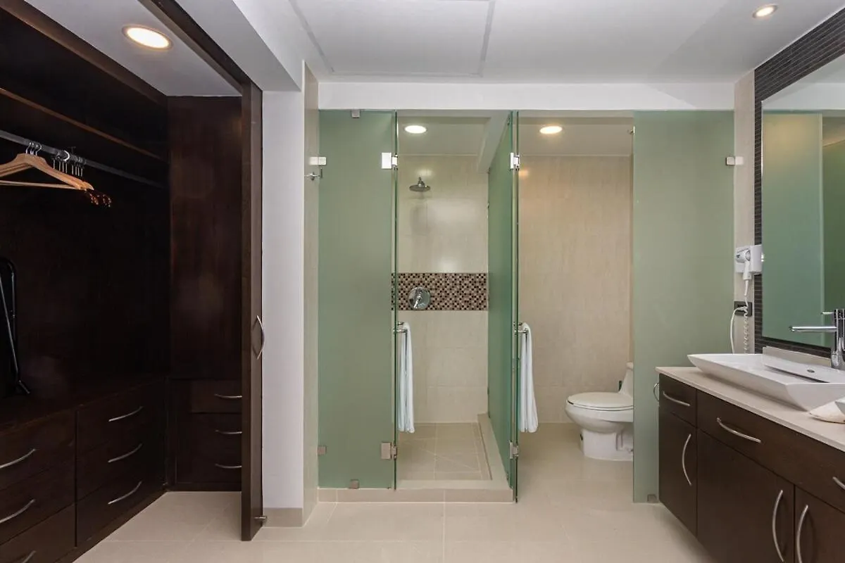 Condo Beach Front 2Br 3Bath Family Big Pool Jacuzzi Tenis Gym Spa Playa del Carmen Apartmán